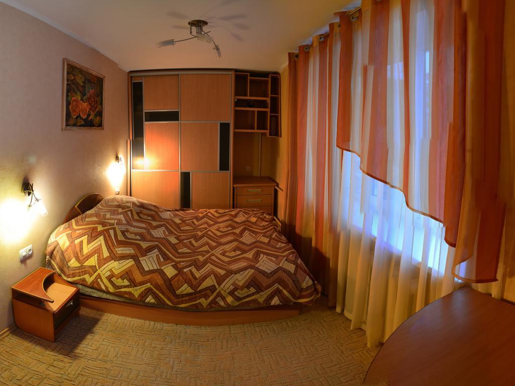 Roses Apartment In The City Center Chernihiv Exterior photo