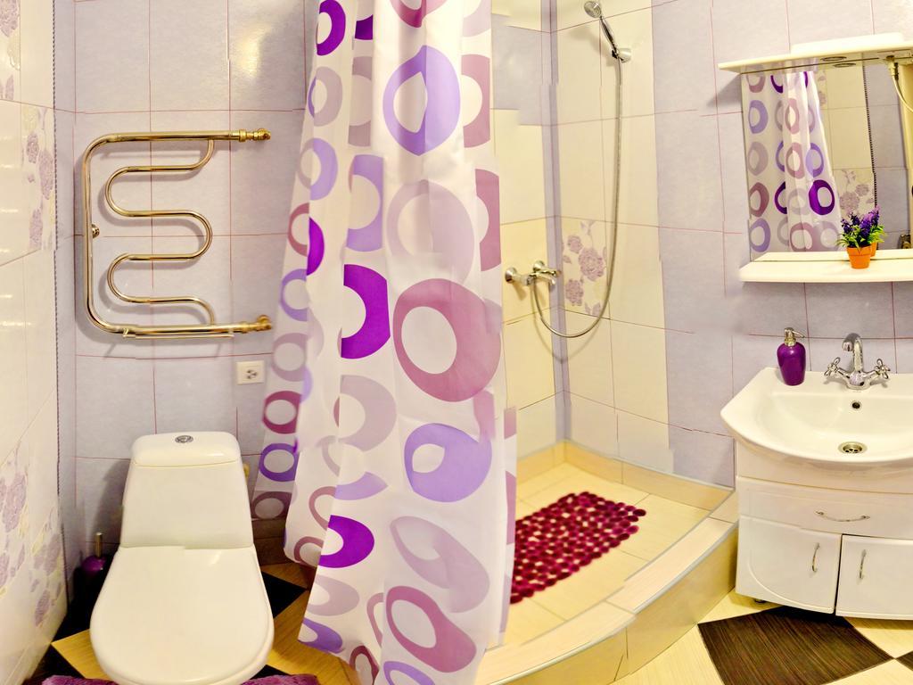 Roses Apartment In The City Center Chernihiv Exterior photo